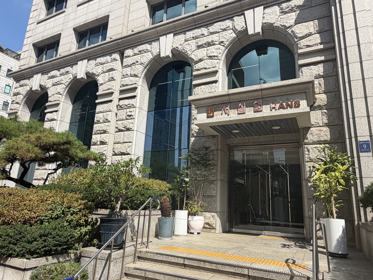 AI번역으로 4개국이 같은 결재선에서 소통하는 모습